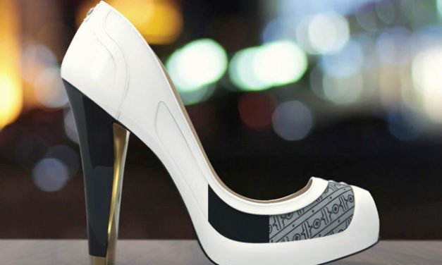 Elegantes zapatos de tacón alto cambian de color con un app