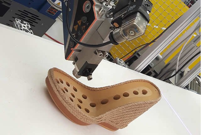 Tecnología Hot Melt para el pegado corte-suela en el calzado - Insumos,  Materiales, tendencias para calzado y moda