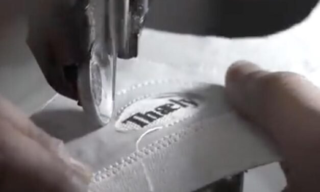 Thaely usa basura plástica como material para hacer calzado